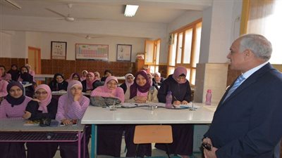 محافظ الجيزة يسأل التلاميذ ما هى حقوق الوطن علينا  