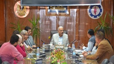 محافظ السويس يناقش مع مسؤولى الهيئة القومية لمياة الشرب الموقف التنفيذي لمحطة رفع الحسنى