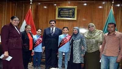 محافظ القليوبية يلبي طلب طلاب مدرسة ناصر الإعدادية ببنها في اجراء حوارا صحفيا معه 