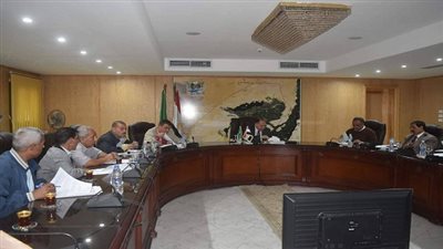 محافظ الفيوم يناقش مع رؤساء المدن خطط النظافة والتجميل