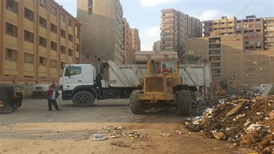 فى إستجابةِ فورية لأهالى قرية ترسا.. رفع القمامة من أمام مجمع المدارس