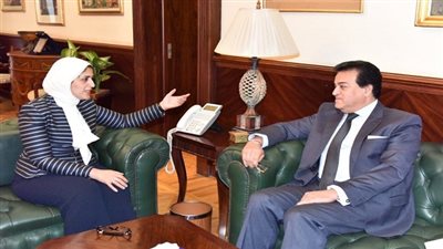 وزيرا الصحة والتعليم العالي يناقشان أليات قانون مزاولة مهنة الطب