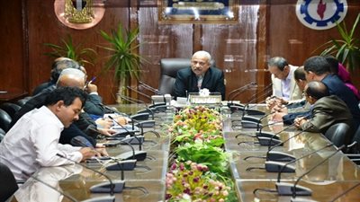 محافظ السويس يلتقى ممثلى الاحزاب السياسية ويؤكد لهم مصلحة المدينة فوق الجميع