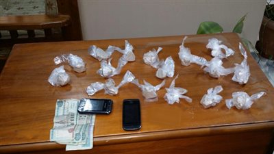 ضبط مسجل خطر وبحوزته 65 تذكره هيروين وسلاح إلي وطلقات نارية ومبلغ مالي