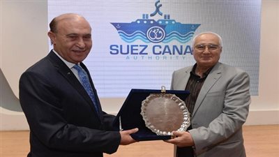 الفريق مُهاب مميش يستقبل وفد جامعة مصر الدولية