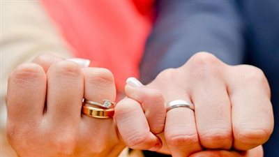 المسموح والممنوع بالخطوبة.. رؤية قدم وذراع وشعر الخطيبة 