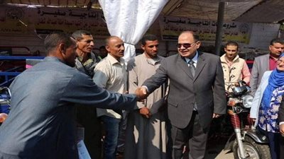 محافظ الفيوم يُسلم 72 مشروعاً إنتاجياً للأسر المستحقة