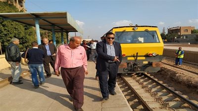 رئيس السكة الحديد يكافئ مراقب برج وفنى اشارات لالتزامهم بإجراءات السلامة