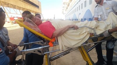 رئيس هيئة موانىء البحر الاحمر يتدخل لاستقبال حالات مرضية  طارئة على السفينة السياحية 