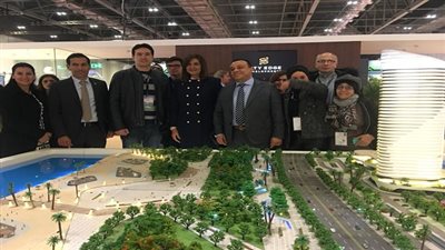 وزيرة الهجرة تكرم أبطالنا من الضباط المصابين وتدعوهم لزيارة معرض 