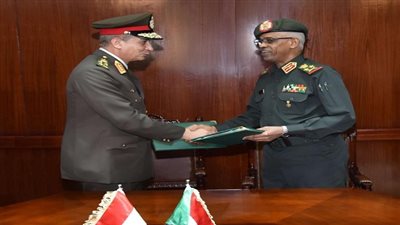 وزير الدفاع والإنتاج الحربي يعود إلى القاهرة بعد زيارة رسمية للسودان