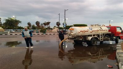 اعمال كسح مياه الامطار من شوارع وميادين  السويس مازالت مستمرة