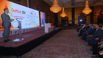 عرفات: شبكات النقل تعد البنية التحتية الرئيسية التي تقوم على أساسها كافة برامج التنمية الإقتصادية