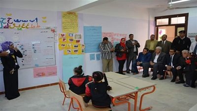 محافظ جنوب سيناء يشاهد طرق التعلم بالفصول الدراسية بالمدرسة المصرية اليابانية بالطور