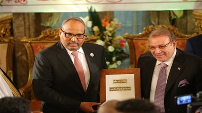 بالصور.. حسن راتب يُهدى قلادة جامعة سيناء الى سفير الامارات