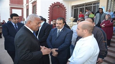 بالصور.. محافظ السويس واجهزتة اول من خضعوا للكشف الطبى فى حملة 100 مليون صحة
