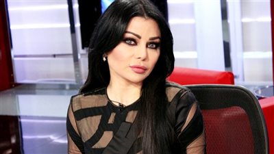 هل أصبحت الفساتين العريانة موضة الفنانات؟.. هيفاء وهبي تظهر بـ