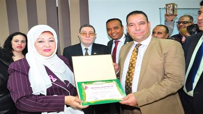 بالصور.. تكريم النجمة عفاف شعيب في الجامعة الأمريكية