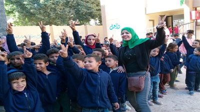 حب الوطن يواصل التميز بتوزيع ملابس على طلاب مدارس أبو النمرس