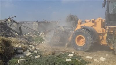 إزالة مباني واسوار على مساحة 715 متراً مربعا بقريتي العمدة والشلوفة