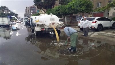 استمرار عمليات كسح مياه الامطار من شوارع وميادين السويس