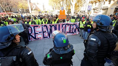 باريس في خطر.. مطالب شعبية برحيل 