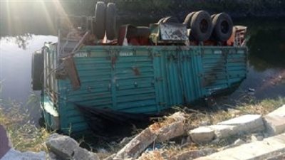 انقلاب مقطورة محملة بحوالى ٢٠ طن من الفوسفات الخام بترعة الوليدية بأسيوط