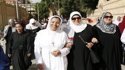 واعظات الأوقاف وراهبات الكنائس ببرنامج 