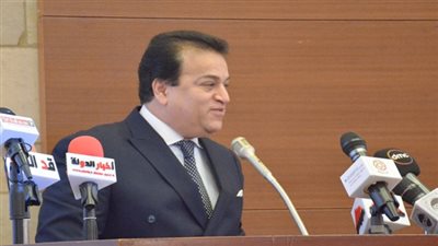 وزير التعليم العالي يهنئ فريق طلاب جامعة 