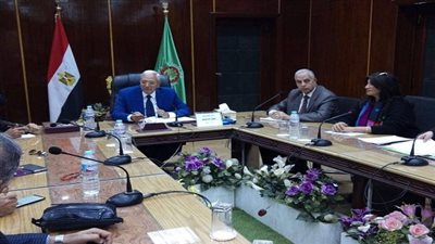 محافظ الدقهلية: يبحث بعض المشروعات الجديدة ويحرص على ازالة المعوقات أمام المستثمرين