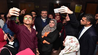 طلاب الاكاديمية الدولية لعلوم الاعلام يختارون الاعلامى عمرو الليثى افضل مذيع لعام 2018 