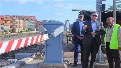 وزير النقل يفاجئ العاملين بأحد مزلقانات محافظة المنوفية