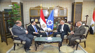 محافظ السويس يستقبل رؤوساء الجمعيات الاهلية والمركزية لتنظيم الاسرة ومقرر قومى السكان بالعاصمة