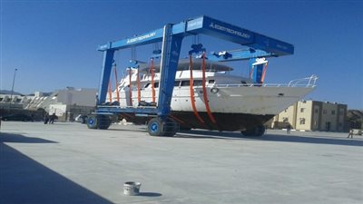 ميناء شرم الشيخ يشهد نجاح تجربة رفع لنش بالقزق الميكانيكى تمهيدا لافتتاحه بتكلفة 70 مليون جنيه