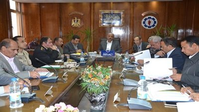 فى تنفيذى السويس.. متابعة مشروعات الكهرباء وترخيص 150 سيارة تاكسي للشباب