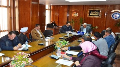 محافظ السويس يكلف رؤوساء الاحياء باستكمال رصف الطرق  