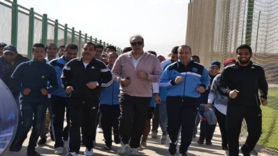 رئيس جامعة السويس يشارك الطلاب فى الماراثون الرياضى