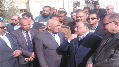 وزير التنمية المحلية يصافح أهالي شهداء بورسعيد وينقل تحيات الرئيس لهم