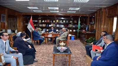 محافظ القليوبية يستلم تطبيق إليكتروني جديد للتعرف على الخطة الإستثمارية وموقف المشروعات 