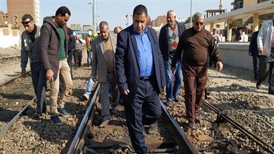 رئيس هيئة السكة الحديد يتفقد مواقع العمل بمشروعات كهربة الإشارات على خط الإسماعيلية بنها 