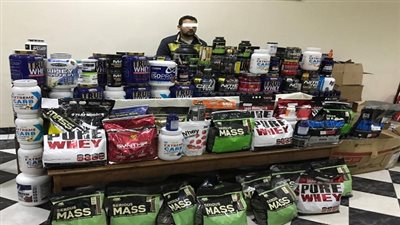 ضبط كمية من المكملات الغذائية والفيتامينات الأجنبية غير خالصة الرسوم الجمركية 