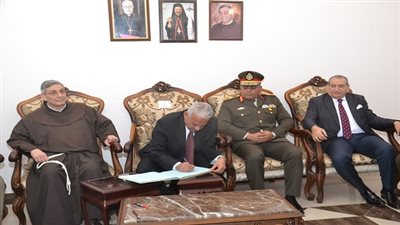 بالصور .. الجيش وشعب السويس يهنئون اقباط المحافظة بالسنة الميلادية وعيد الميلاد المجيد