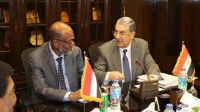 وزير الكهرباء يبحث مع وزير الموارد المائية والرى والكهرباء بالسودان أوجه التعاون الثنائى 