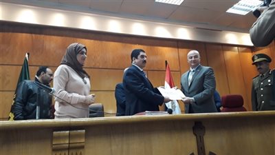 محافظ القليوبية يكرم عزت محروس وكيل وزارة الشباب والرياضة السابق بالمحافظة