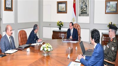 الرئيس السيسي يجتمع مع وزير الاتصالات ومدير إدارة النظم والمعلومات للقوات المسلحة