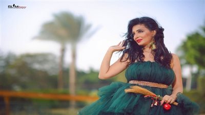 بالصور.. الإعلامية منى المراغي بإطلالة ساحرة إحتفالًا بالكريسماس والعام الجديد