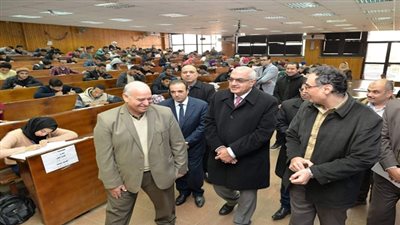رئيس جامعة المنصورة يتفقد لجان امتحانات النصف الأول من العام الدراسى بكليات الصيدلة والزراعة والحاسبات والمعلومات 