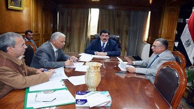 محافظ القليوبية يستعرض مع المختصين ما تم تنفيذه في الخطة الاستثمارية للمحافظة 