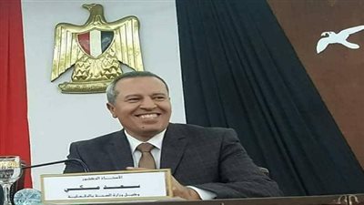وكيل وزارة الصحة يوقع الكشف الطبي بنفسه على المرضى بالدقهلية