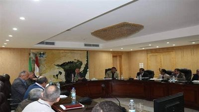 محافظ الفيوم يناقش إيرادات ومصروفات المشروعات والصناديق ويؤكد: لا تهاون فى الإضرار بالمال العام 